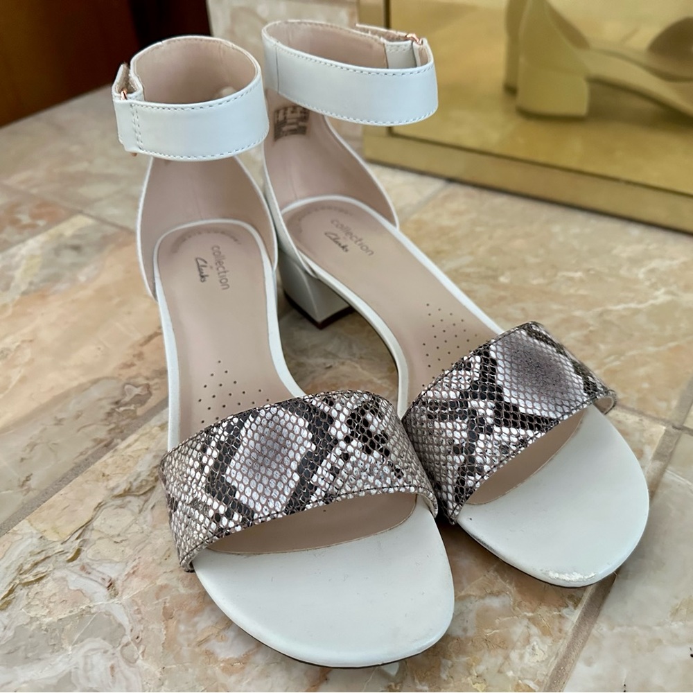 Clarks Caroleigh Anya Sandal White Leather and Snake Pattern 8.5